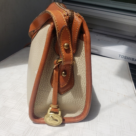 Vtg 90s Dooney & Bourke AW Beige British tan Pebbled Shoulder Bag - Picture 5 of 16